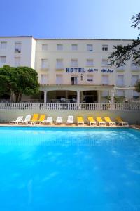 圣弗洛朗莫达姆米尔酒店的酒店设有带椅子的大型游泳池,酒店
