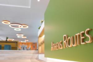 雅典ibis Styles Athens Routes的建筑一侧读有地图的标志