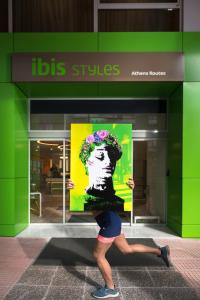 雅典ibis Styles Athens Routes的戴着花冠的女人的海报