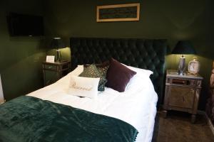 The Tickled Trout Inn Bilton-in-Ainsty客房内的一张或多张床位