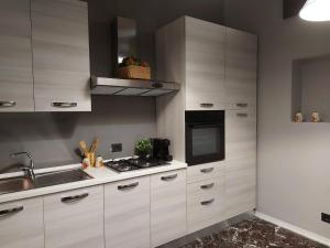 米兰Bnbook-Villa Molinari的厨房配有白色橱柜和炉灶。