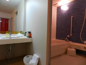 筑波Hotel Mariage Tsukuba的浴室配有盥洗盆、卫生间和浴缸。