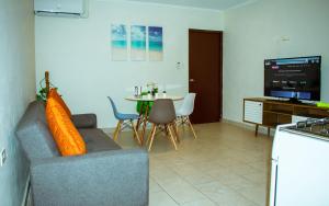 棕榈滩Aruba Smart Apartments的客厅配有沙发和桌子