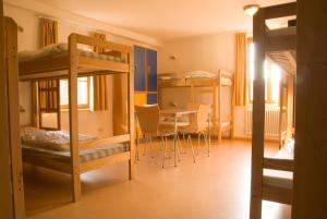 维安登维安登青年旅馆的客房设有双层床和桌椅。