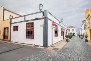 加拉奇科Casa Tradicional Canaria的街道边的白色建筑