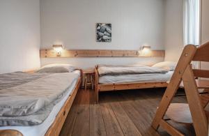 德科赫Appartementen Sonnenhof的带两张双层床和椅子的房间