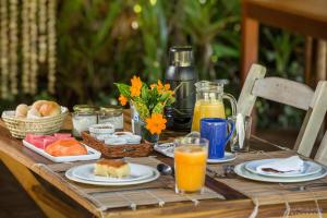 佩德拉斯港Pousada Casotas的一张木桌,上面摆放着早餐食品和饮料