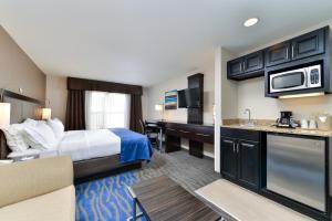 Holiday Inn Express Hotel & Suites St. Louis West-O'Fallon, an IHG Hotel的厨房或小厨房