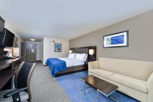 Holiday Inn Express Hotel & Suites St. Louis West-O'Fallon, an IHG Hotel的电视和/或娱乐中心