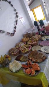 佩尼多Pousada Bela Vista的一张桌子上面有很多不同类型的食物