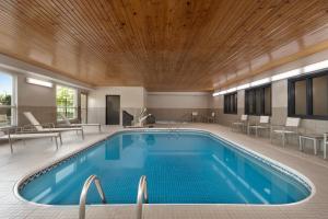 Country Inn & Suites by Radisson, Brookings内部或周边的泳池