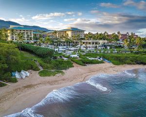 维雷亚茂宜岛维雷亚四季酒店的海滩上的度假村的空中景致