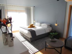 里斯本Panoramic in Travel, Parque das Nações的卧室设有一张白色大床和一扇窗户。