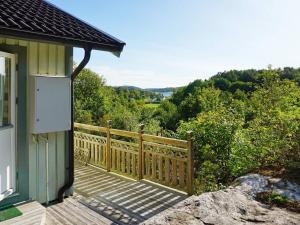 Råssön9 person holiday home in ASKER ARNA的房屋设有观景木甲板