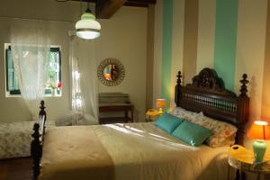 AmésCasa Rural Priorato San Martín的一间卧室配有一张大床和两张桌子