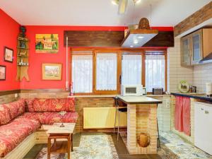 加拉帕加尔Rural apartment with shared garden pool and Spa的带沙发的客厅和厨房
