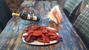 费罗尔Mar y Montaña的桌上的一盘龙虾和一瓶葡萄酒