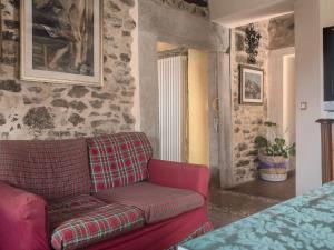 摩德纳Soulful Holiday Home in Modena wth Garden的石墙房间内的红色沙发