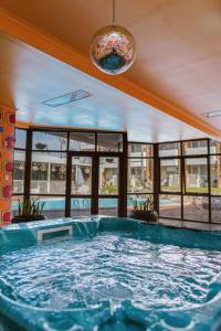珀斯印度洋大酒店的大楼中央的大型游泳池