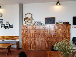 萨帕沙巴胶囊旅馆的木板隔板,房间带桌子和长凳
