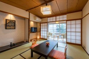 上山市森克恩月冈酒店的日式客房配有桌子和用餐室。