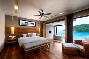 热浪岛塔拉斯海滩Spa度假酒店的一间卧室配有一张床,享有海景