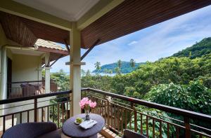 热浪岛塔拉斯海滩Spa度假酒店的阳台配有鲜花桌