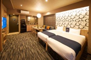 东京MONday Apart Premium AKIHABARA的酒店客房设有一张大床和一个厨房。