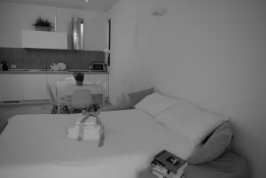 卡奥莱Villa Alcova的一间卧室配有一张床铺和一张桌子,还设有一间厨房