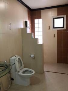 色军Siwasom Resort Sakon Nakhon的一间带卫生间、水槽和窗户的浴室