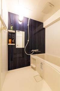 福冈博多入住公寓的一间带水槽和镜子的浴室