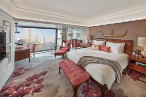 曼谷曼谷文华东方酒店的一间带大床的卧室和一间客厅