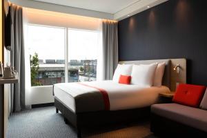 Holiday Inn Express Amsterdam - North Riverside, an IHG Hotel客房内的一张或多张床位