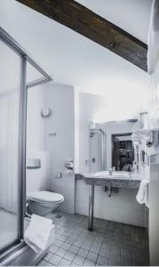 维赫尔泽泊斯特酒店的白色的浴室设有水槽和卫生间。