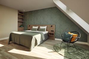 吕伐登Farm house Van der Valk Hotel Leeuwarden的一间卧室配有一张床和一把椅子