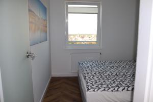 奥尔什丁Apartamenty Asapartment Stockholm的一间小卧室,配有床和窗户