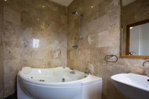 埃伦港伊斯雷酒店的带浴缸和盥洗盆的浴室