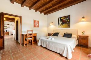圣卡洛斯Villa Can Curreu的一间卧室配有一张床、一张桌子和一张桌子