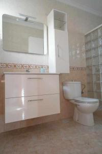 马斯帕洛马斯Los Tunos 81 Air conditioned 1 bedroom的浴室设有白色的卫生间和镜子