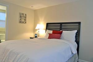 西耶斯塔岛Siesta Key Beach - Capri 665 #4的卧室配有带红色枕头的大型白色床