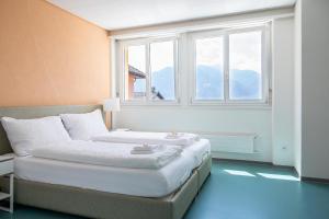 ContraCasa San Bernardo的一间卧室设有一张床和一个窗口