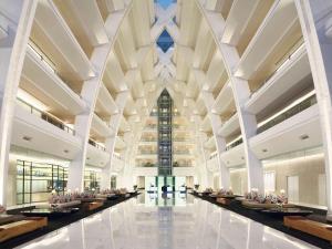 雪邦吉隆坡国际机场瑞享酒店及会议中心的大型大堂,远处有一座建筑