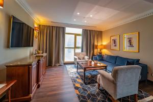多哈多哈千禧国际酒店的客厅配有蓝色的沙发和桌子