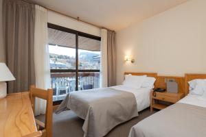 卡尼略博纳维达酒店的酒店客房设有两张床和窗户。