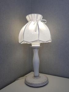 敖德萨Dom Rabinovicha的一张桌子上边的白灯