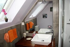 拉尼翁布瑞则吉付瑞的浴室设有2个水槽和橙色毛巾。