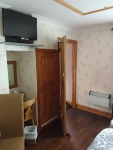 Hollingworth Lake Guest House Room Only Accommodation的电视和/或娱乐中心
