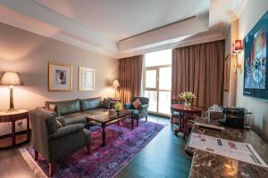 多哈多哈千禧国际酒店的客厅配有沙发和桌子