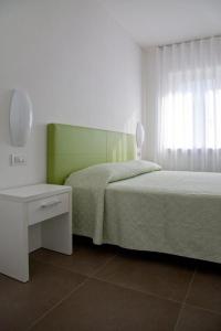 托尔博莱Casa Rosa dei Venti的一间卧室配有两张床、一张桌子和一面镜子