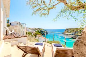 卡拉恩波特Seafront Villa Bellavista with heated pool by DadoVillas的阳台配有椅子,享有海景。
